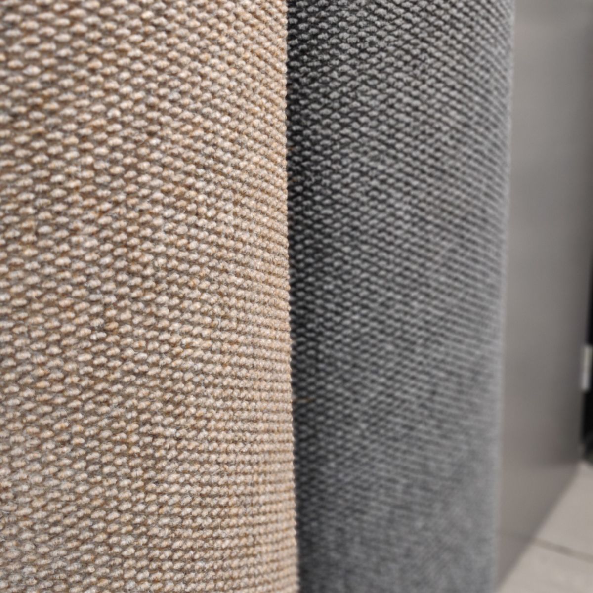 Kuramatto beigenä ja harmaana. Kuramatot löydät mattokeidas.fi