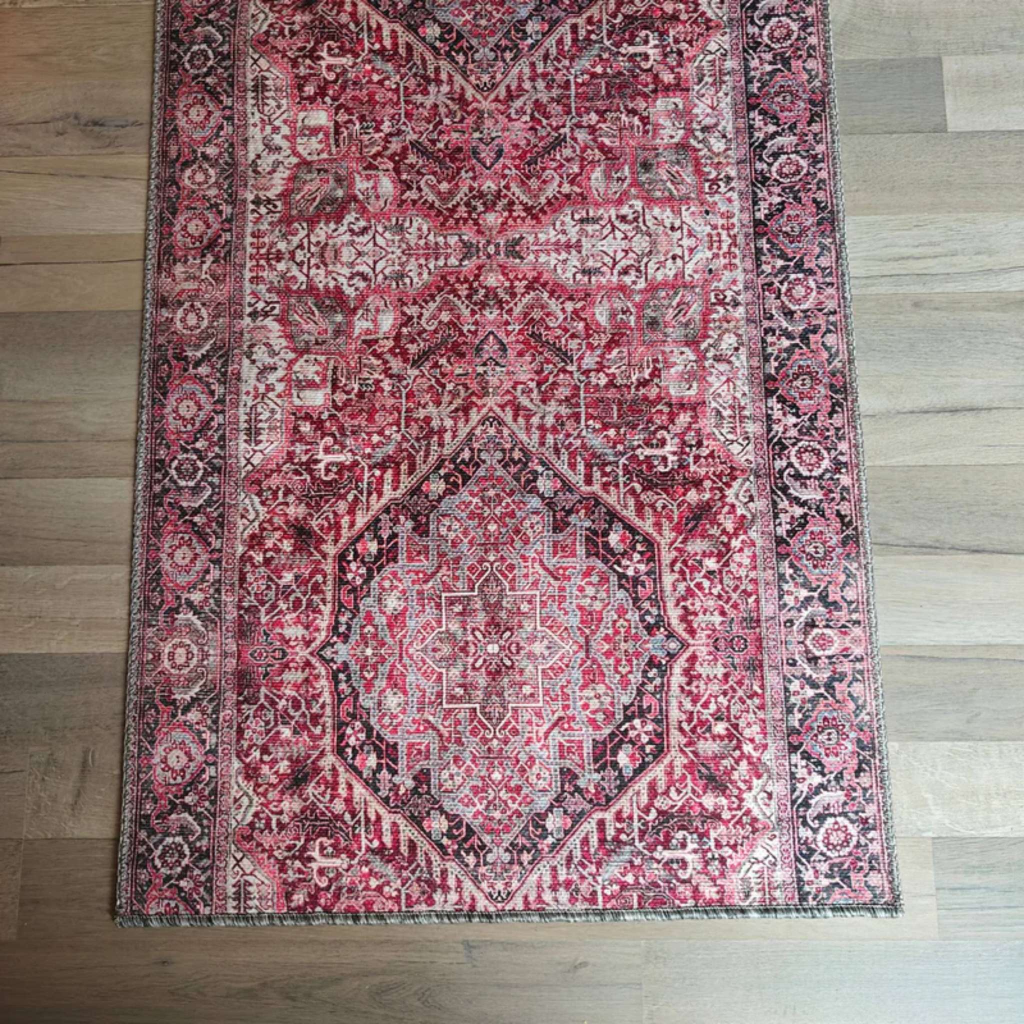 Gemma itämaistyylinen matto punaisena