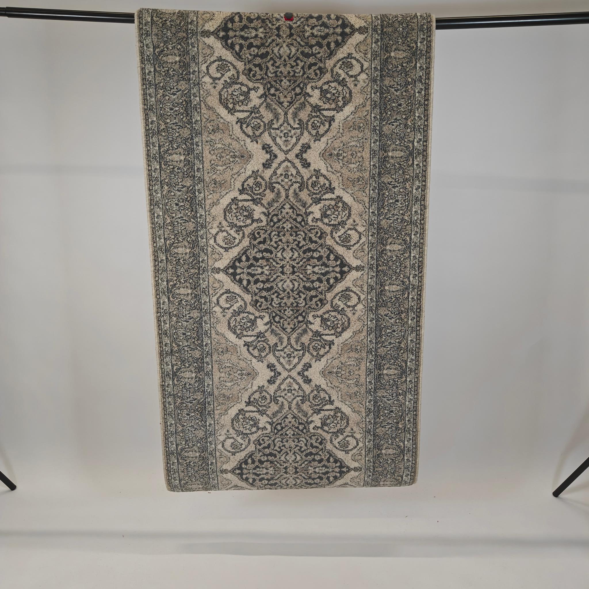 Leyla Oriental Wool rug roll - linen