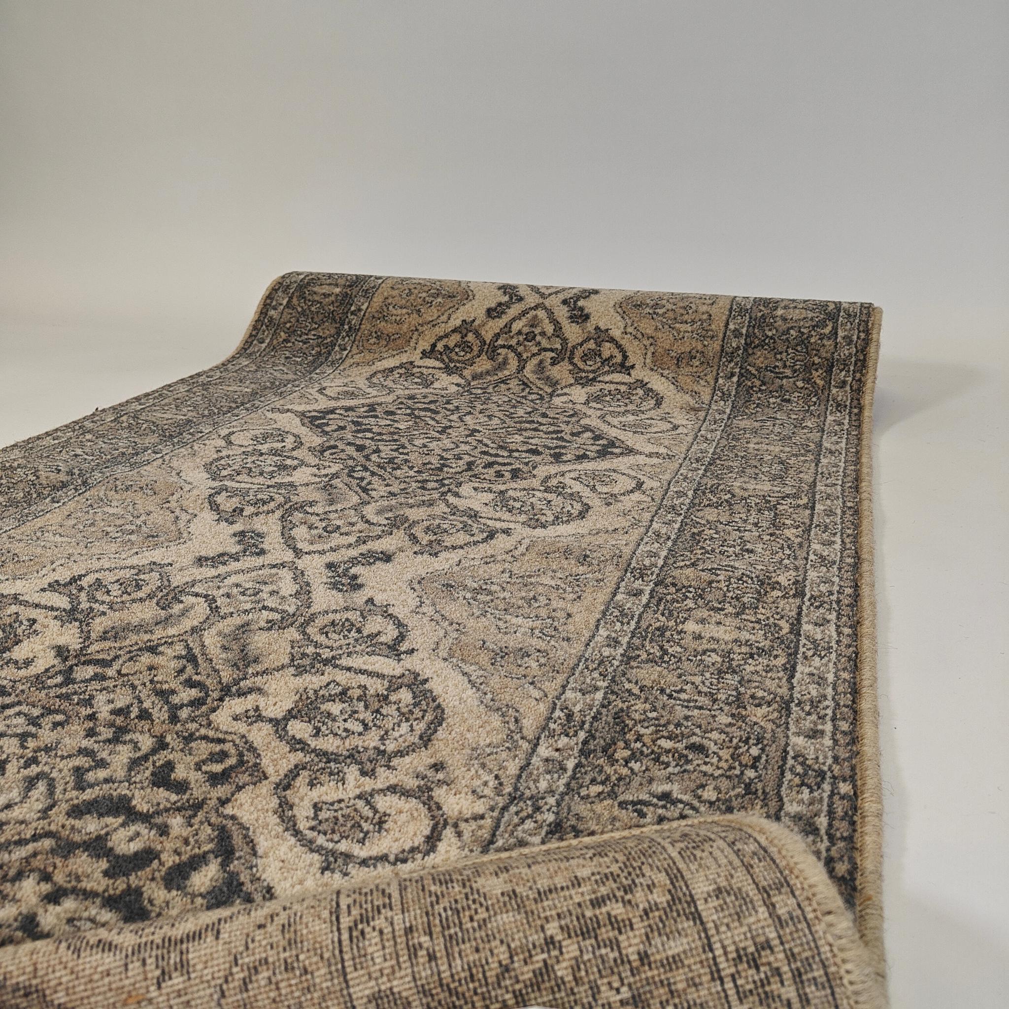 Leyla Oriental Wool rug roll - linen