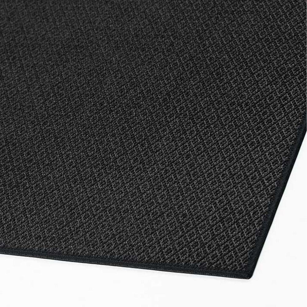 Narma BELLO Sileäksi kudottu matto, omalla mitalla - musta.