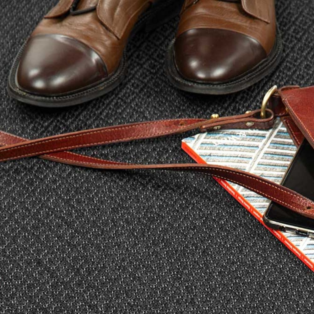 Narma BELLO sileäksi kudottu matto - musta.