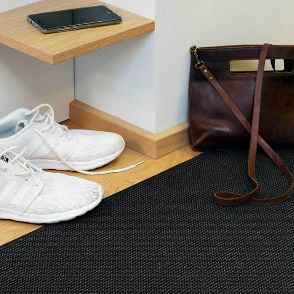 Narma LIMO sileäksi kudottu matto - musta