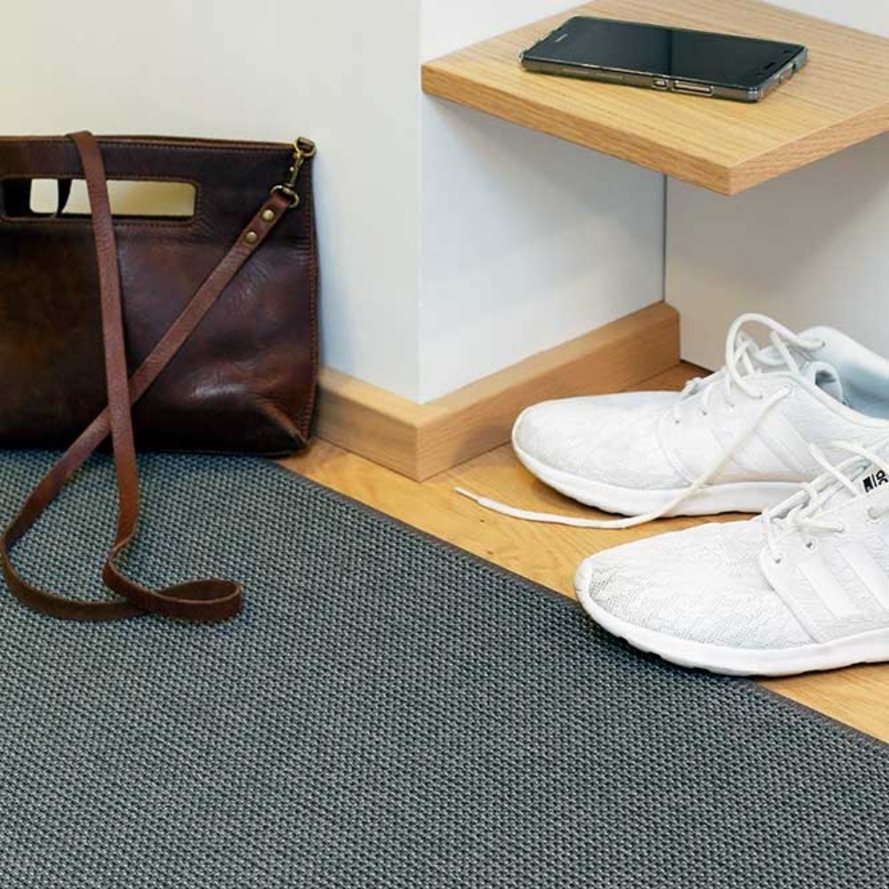 Narma LIMO sileäksi kudottu matto - tummanharmaa