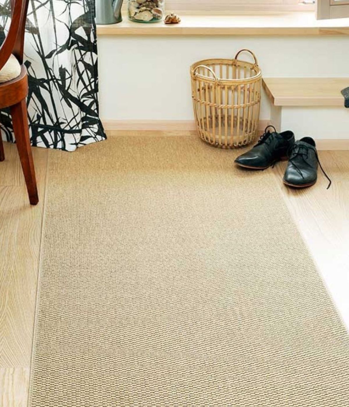 Sileäksi kudottu matto beigenä