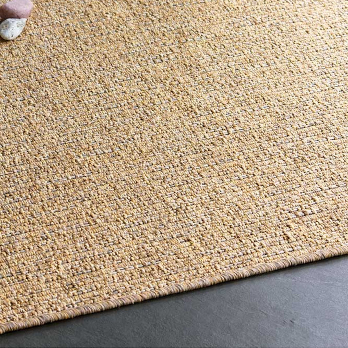 Narma TIROL sileäksi kudottu matto - kulta
