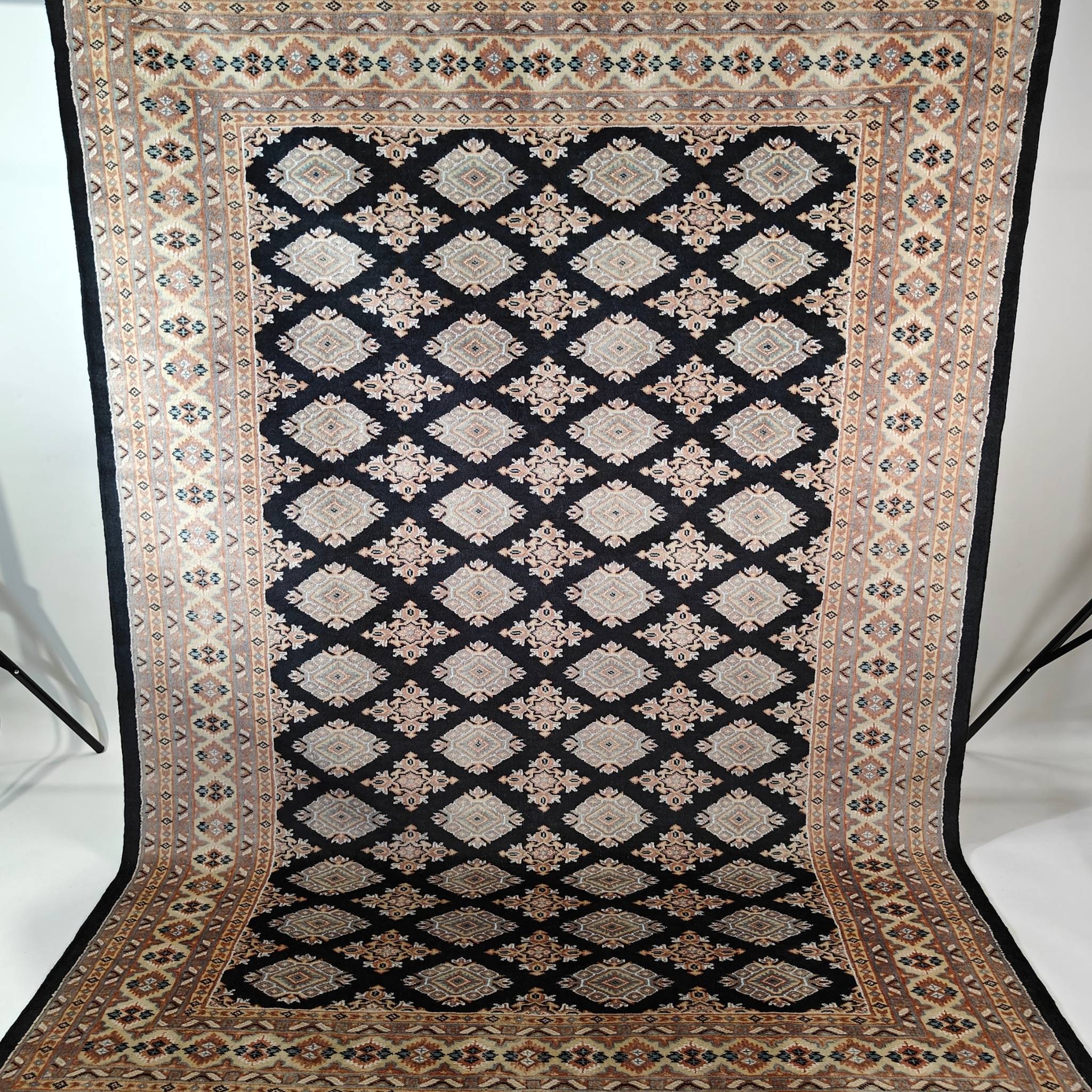 Pakistani wool rug – black – 169x249 cm
