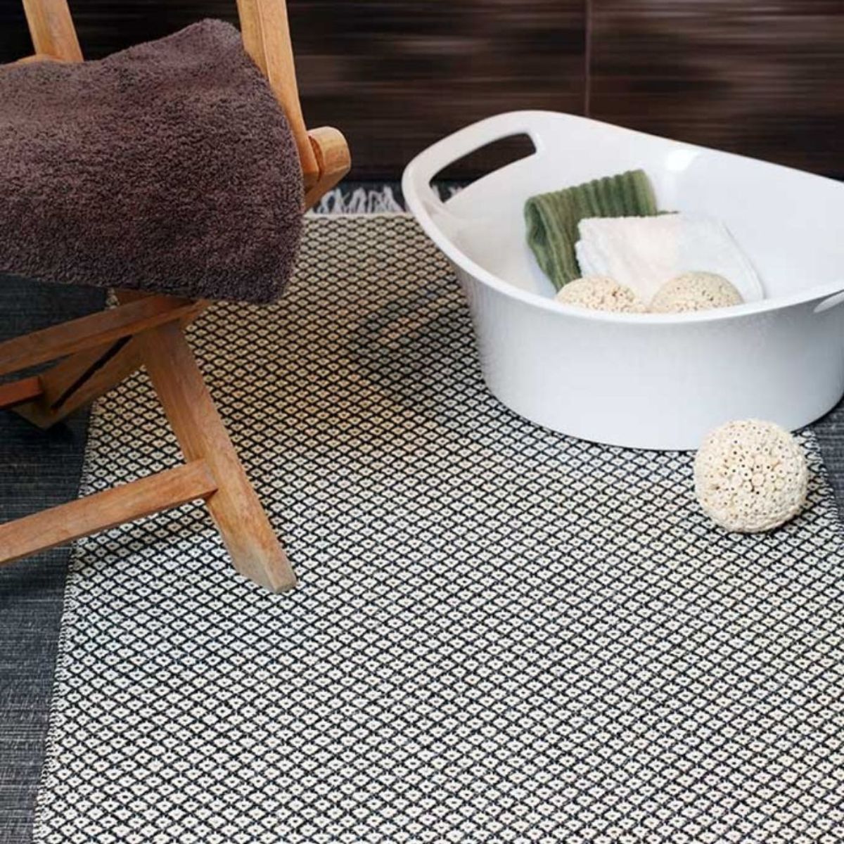 Muovimatot sopivat kodin märkiin tiloihin. Kaunis mustavalkoinen muovimatto. Muovimattoja löydät mattokeidas.fi