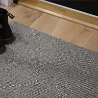 Kaarna sileäksi kudottu matto - tummanharmaa.