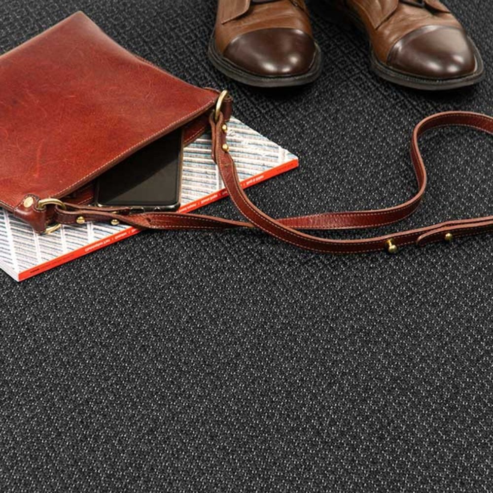 Narma BELLO sileäksi kudottu matto - musta.